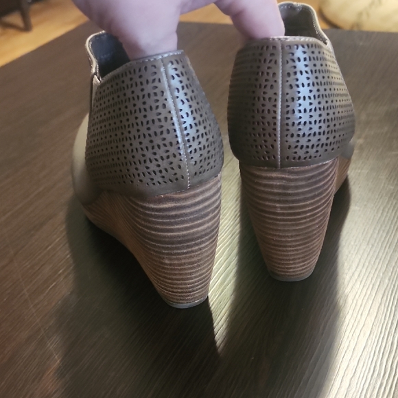 Dr. Scholl's Stylish Tan Ankle Booties - Picture 3 of 9